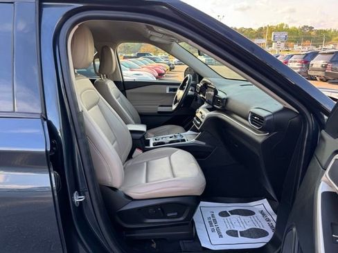 Used 2022 Ford Explorer XLT w/ Equipment Group 202A image 9