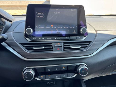 Used 2025 Nissan Altima 2.5 SV FWD image 19