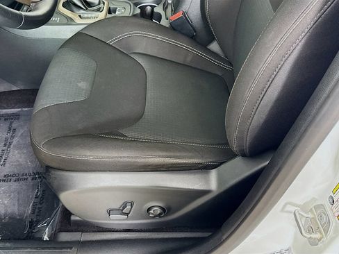 Used 2016 Jeep Cherokee Latitude w/ Comfort/Convenience Group AWD/4WD image 24