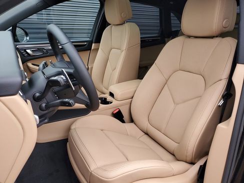 Used 2025 Porsche Macan image 5