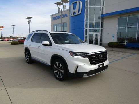 Used 2023 Honda Pilot Touring image 3