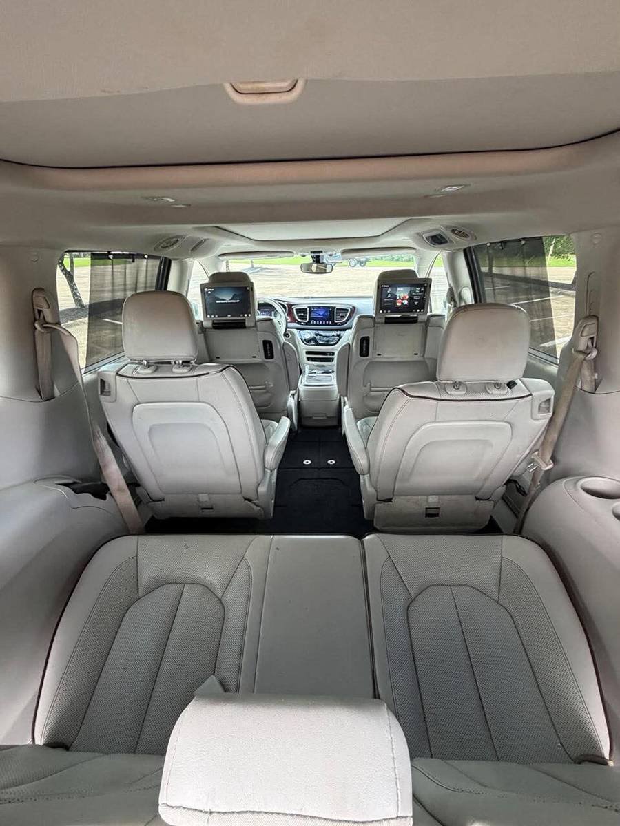 Used 2017 Chrysler Pacifica Limited FWD image 11