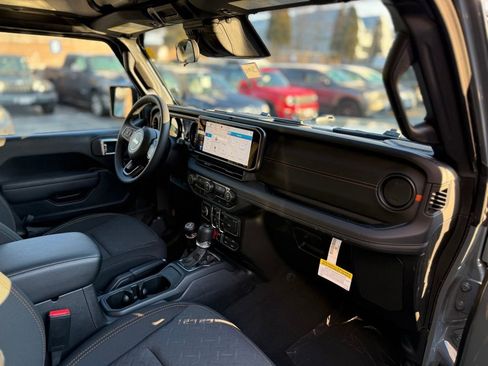New 2026 Jeep Gladiator Mojave w/ Dual Top Group image 15