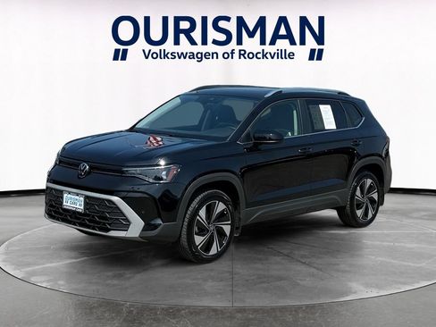 Used 2025 Volkswagen Taos SE w/ Panoramic Sunroof Package AWD/4WD image 2