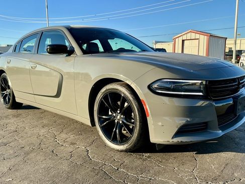 Used 2017 Dodge Charger SE w/ Power Sunroof Group image 6