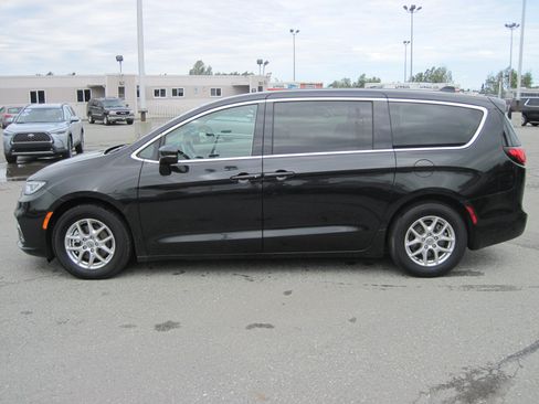 Used 2024 Chrysler Pacifica Touring-L FWD image 8