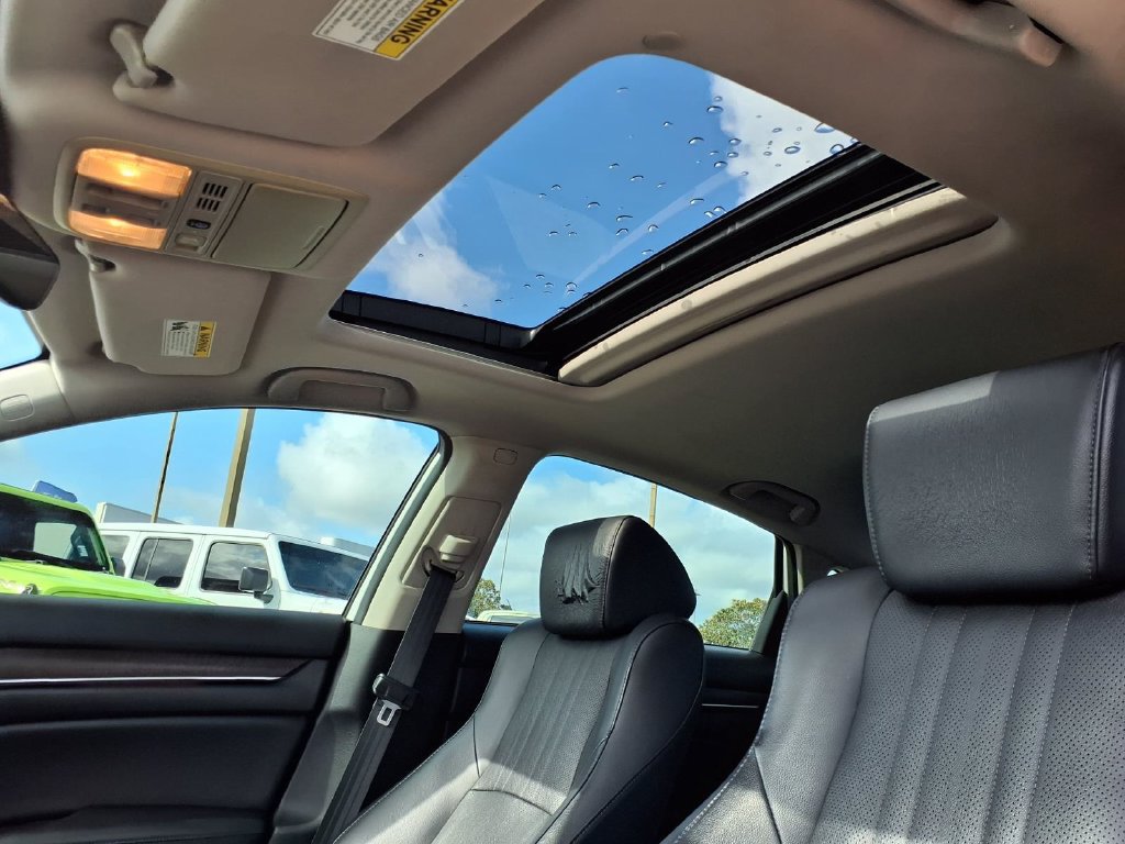 Used 2018 Honda Accord Touring image 10