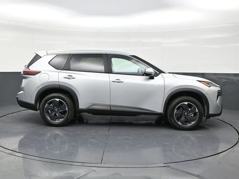 Used 2024 Nissan Rogue SV image 6