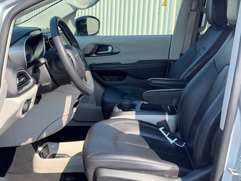 Used 2024 Chrysler Pacifica Touring-L FWD image 4