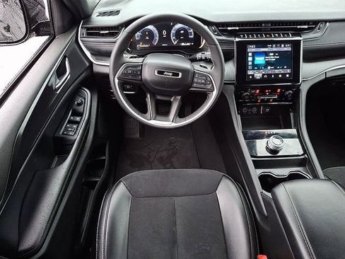 Used 2024 Jeep Grand Cherokee L Laredo image 12