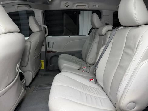 Used 2014 Toyota Sienna XLE FWD image 17