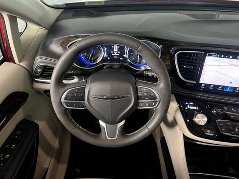 Certified 2024 Chrysler Pacifica Limited image 15