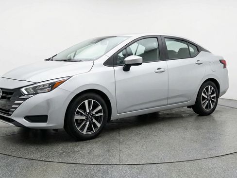 Used 2025 Nissan Versa SV image 3