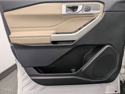 Used 2022 Ford Explorer Limited w/ Equipment Group 301A image 8