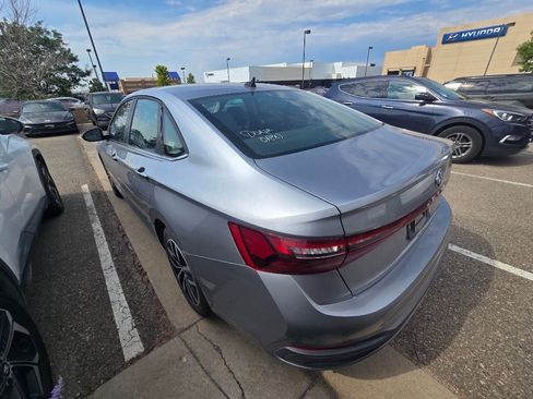 Used 2025 Volkswagen Jetta SE FWD image 13