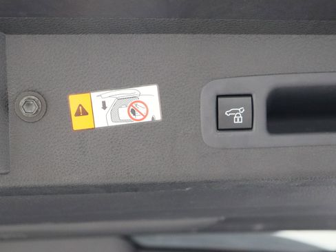 Used 2025 Toyota Sienna XLE Woodland Edition image 37