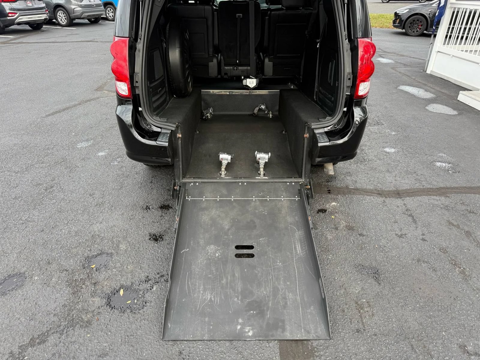 Used 2014 Dodge Grand Caravan SXT FWD image 32
