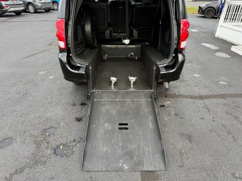 Used 2014 Dodge Grand Caravan SXT FWD image 32