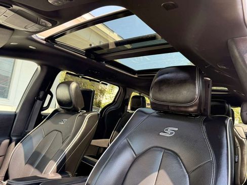 Used 2019 Chrysler Pacifica Limited w/ Advanced Safetytec Group FWD image 27