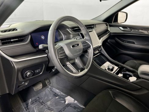 Used 2023 Jeep Grand Cherokee L Laredo image 9