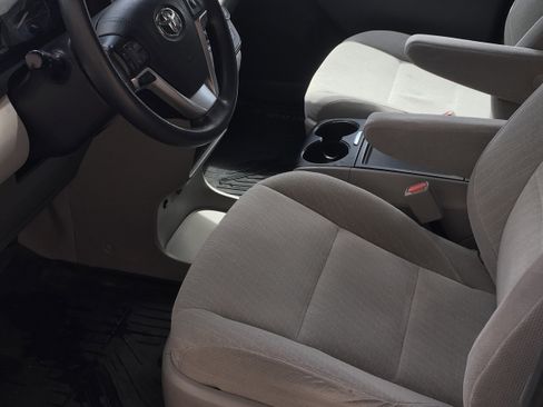 Used 2019 Toyota Sienna LE image 8