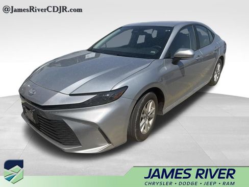 Used 2025 Toyota Camry LE FWD image 8