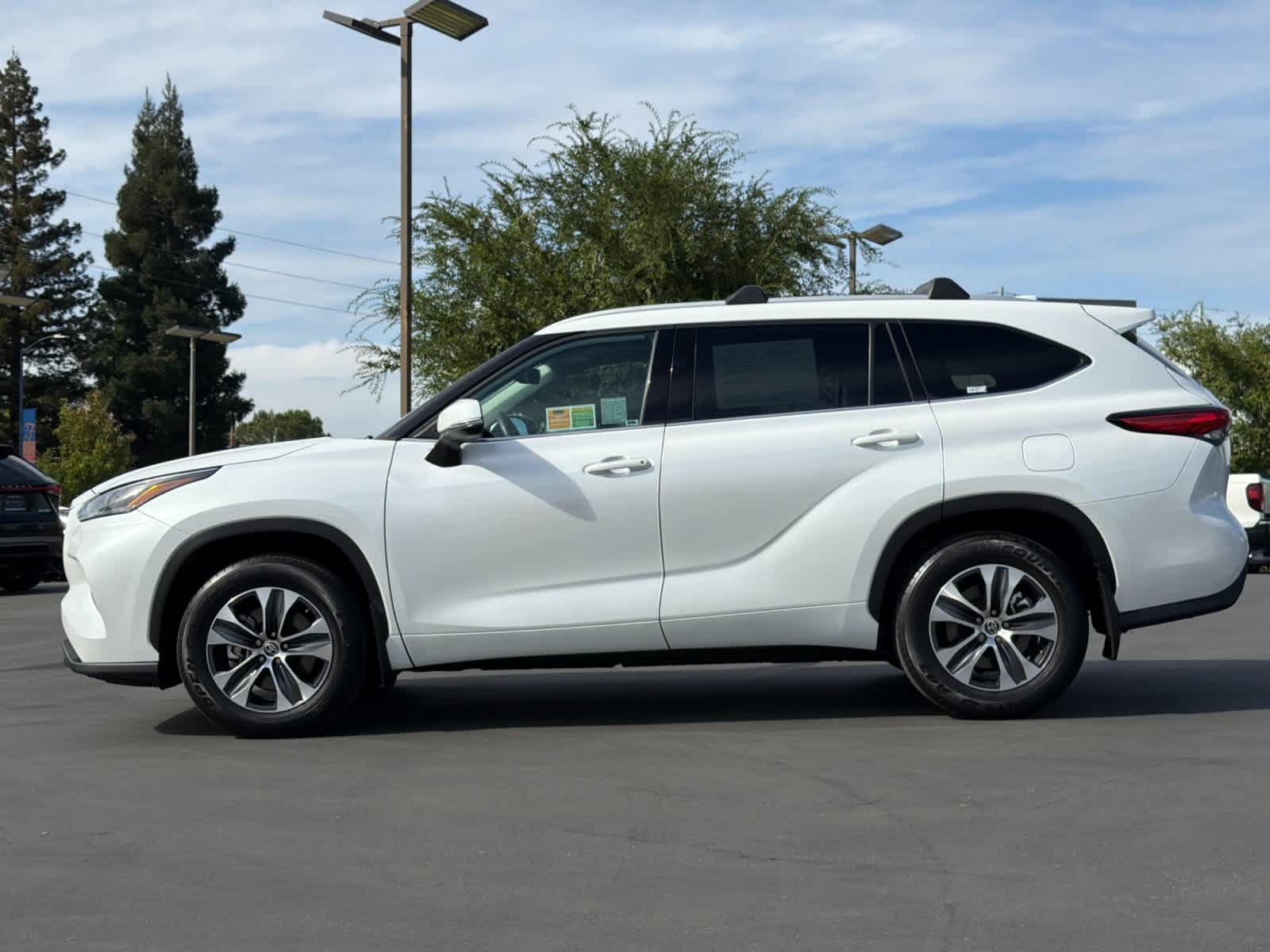 Used 2022 Toyota Highlander XLE FWD image 9
