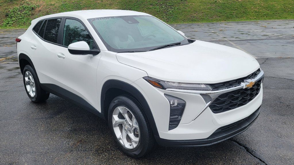 Used 2024 Chevrolet Trax LS w/ LS Convenience Package FWD image 2