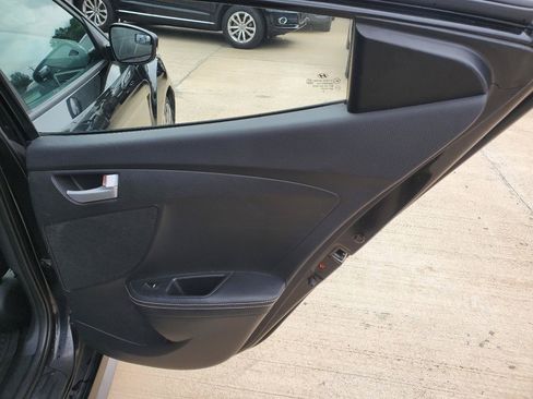Used 2014 Hyundai Veloster Turbo FWD image 9