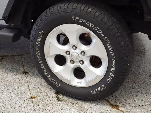 Used 2013 Jeep Wrangler Unlimited Sahara w/ Dual Top Group AWD/4WD image 15