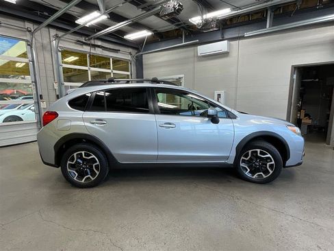 Used 2017 Subaru Crosstrek 2.0i Premium w/ Moonroof Package image 6