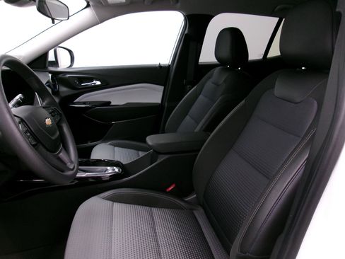 Used 2025 Chevrolet Trax LT FWD image 7