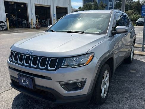 Used 2018 Jeep Compass Latitude w/ Cold Weather Group AWD/4WD image 2