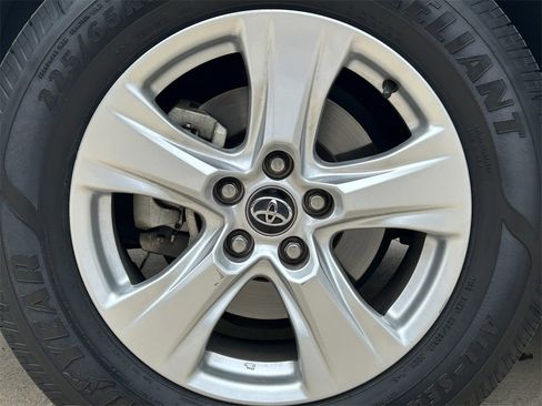 Used 2020 Toyota RAV4 LE image 9