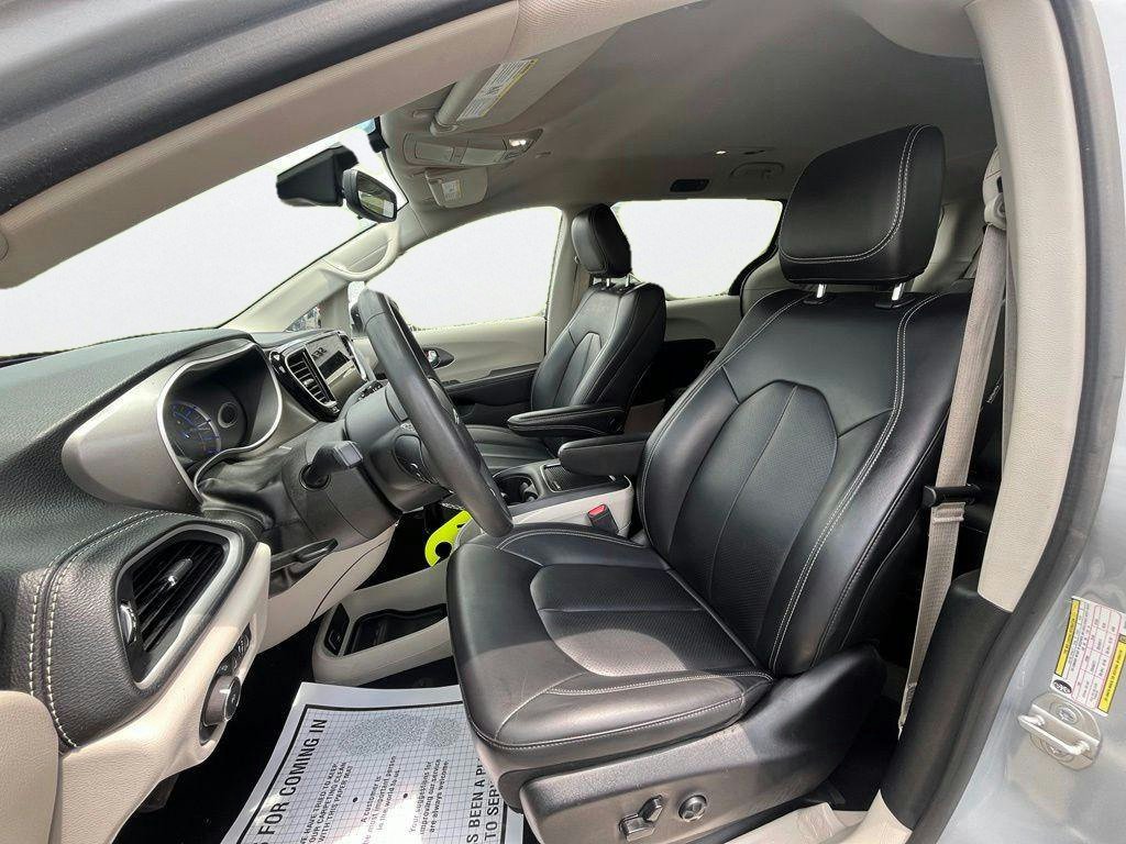 Used 2023 Chrysler Pacifica Touring-L FWD image 10