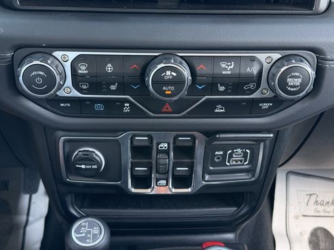 Used 2025 Jeep Wrangler Unlimited Sahara AWD/4WD image 16