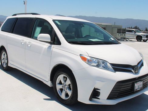 Used 2019 Toyota Sienna LE FWD image 2