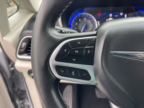 Used 2024 Chrysler Pacifica Touring-L image 16