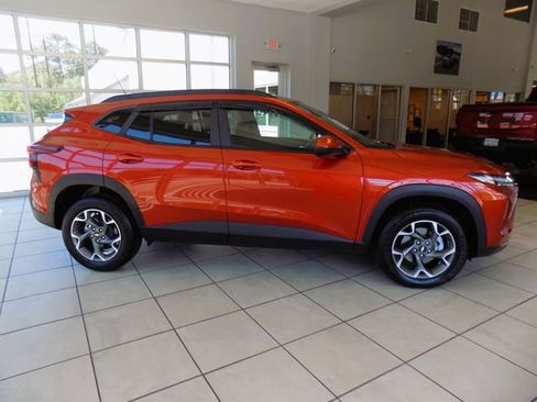 Used 2024 Chevrolet Trax LT w/ Driver Confidence Package FWD image 9