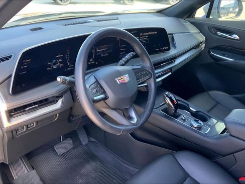 Used 2024 Cadillac XT4 Luxury w/ Cold Weather Package image 17