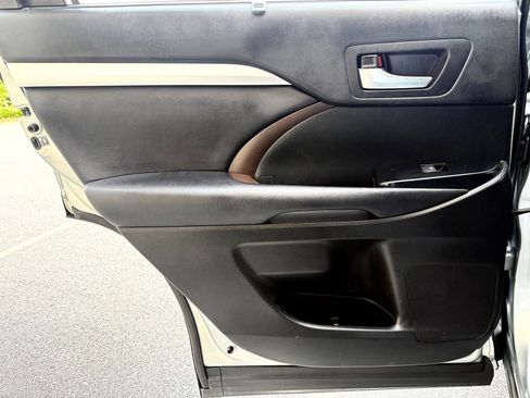 Used 2018 Toyota Highlander XLE AWD/4WD image 46