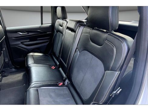 Used 2025 Jeep Grand Cherokee Altitude RWD image 34