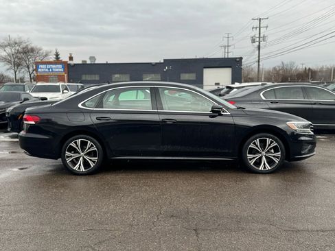 Used 2022 Volkswagen Passat 2.0T SE image 4