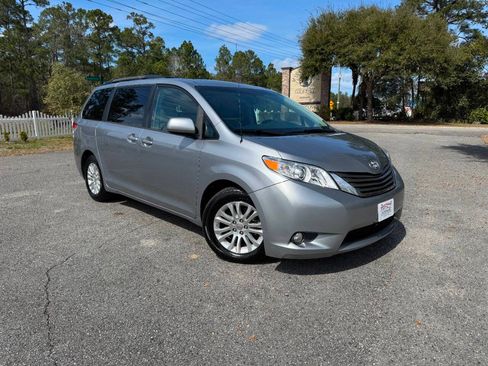 Used 2013 Toyota Sienna XLE FWD image 37