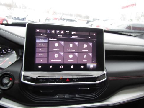 Used 2025 Jeep Compass Trailhawk image 17