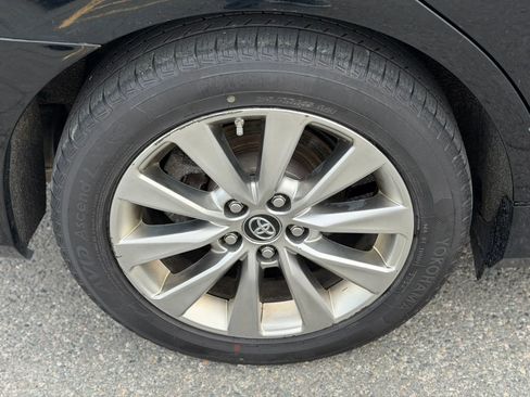 Used 2017 Toyota Camry XLE image 32