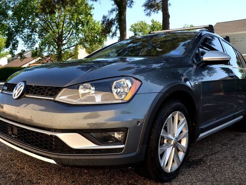 Used 2017 Volkswagen Golf Alltrack SE image 3