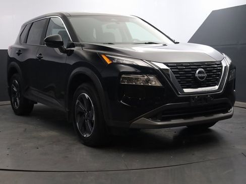 Used 2023 Nissan Rogue SV image 2