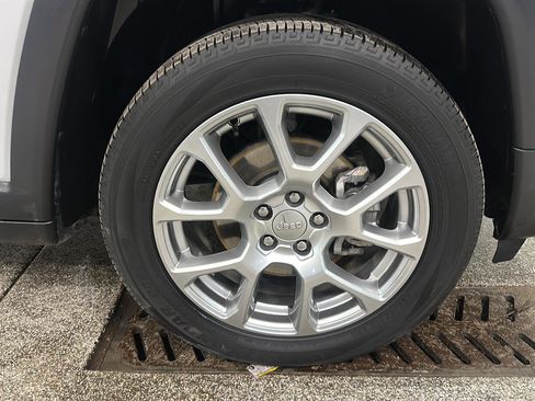 Certified 2022 Jeep Compass Latitude w/ Sun and Sound Group image 9