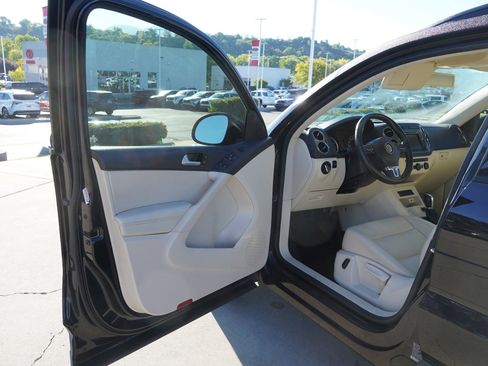 Used 2017 Volkswagen Tiguan S image 18